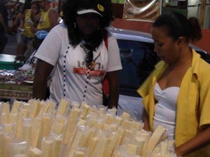 O comerciante Alberto Santos, conhecido como Foguinho, vende de 250 a 300 queijinhos em uma só noite, o que rende um lucro de R$ 200 por dia (Foto: Ruan Melo/G1)