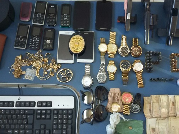 Pistolas, revólver, munições, drogas e objetos roubados foram apreendidos com o bando (Foto: Ascom/PC)