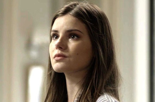 'Pega pega': Camila Queiroz é Luiza (Foto: TV Globo)