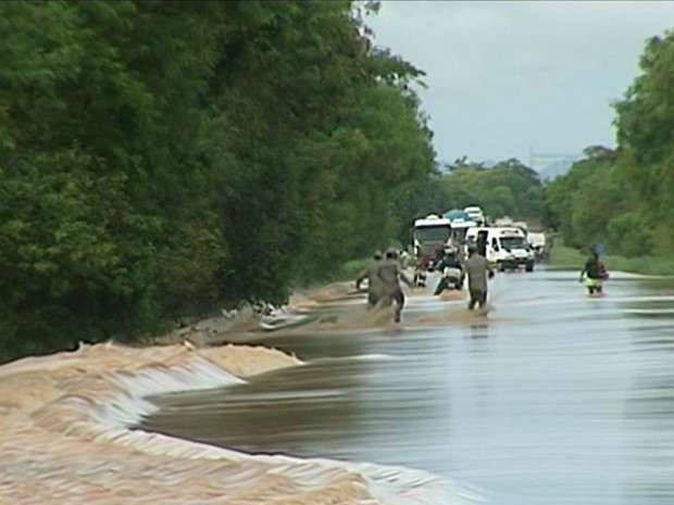 Ponto de interdição na BR-101, em Linhares (Foto: Reprodução/ TV Gazeta)