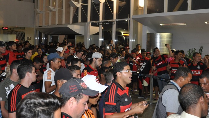 Flamengo desembarca em Cuiabá (Foto: Christian Guimarães)