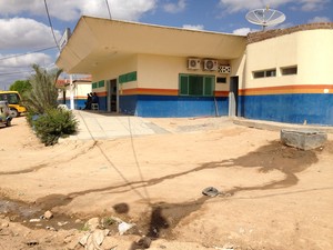 Esgoto e lixo próximos ao único hospital de Manari, cuja taxa de urbanização é 21,11%. (Foto: Jael Soares/ G1 Caruaru)