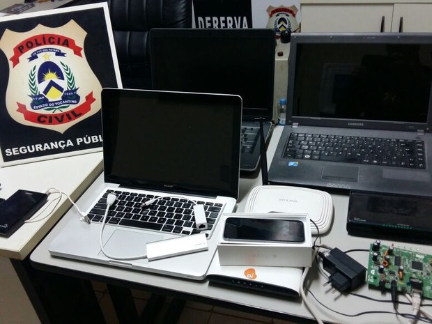 Computadores utilizados pelo suspeito para fraudar passagens (Foto: Dennis Tavares/SSP/Divulgação)