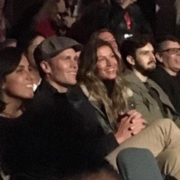 Gisele e Tom Brady na plateia (Foto: Reprodução/Instagram)