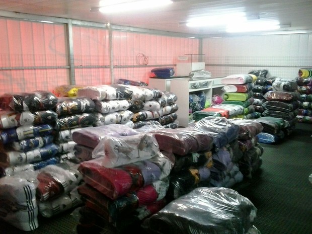 Produtos falsificados apreendidos na Fábrica da Moda, em Caruaru, Agreste de PE (Foto: Divulgação/ Ascom Polícia Civil)