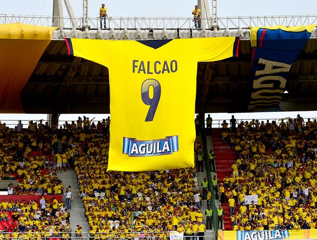 torcida Colômbia camisa Falcão jogo Bolívia (Foto: AFP)