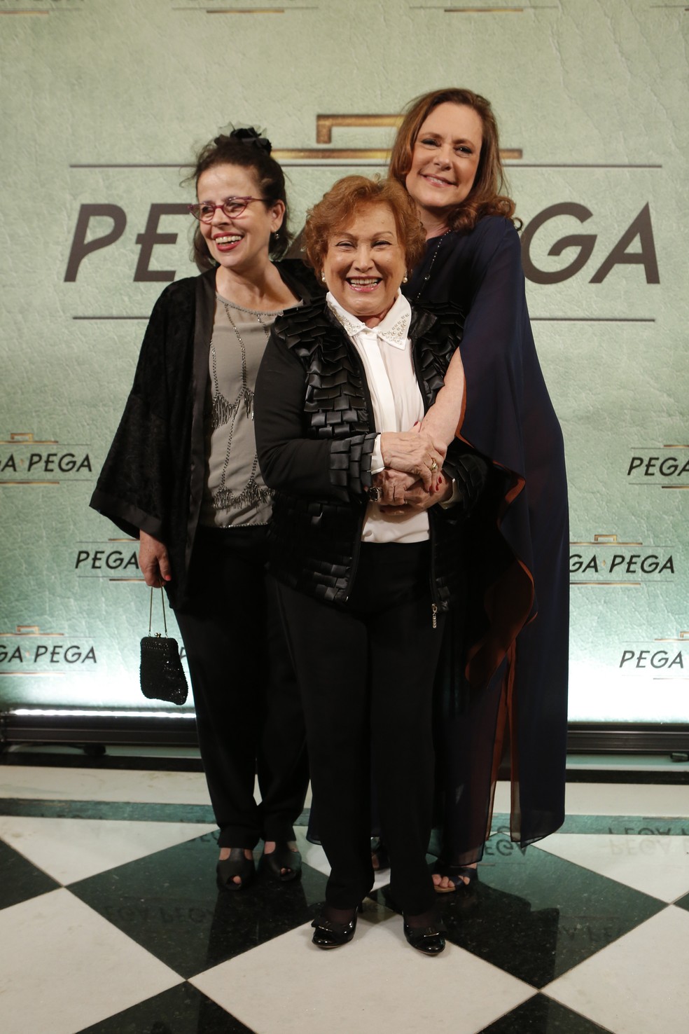 Cristina Pereira, Nicette Bruno e Elizabeth Savala posam para os fotógrafos (Foto: Felipe Monteiro/Gshow)