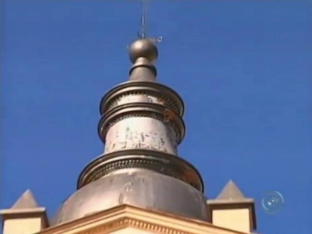 Raio atinge catedral de Santava em Itapeva, SP, e deixa parte da igreja interditada (Foto: Reprodução TV Tem)