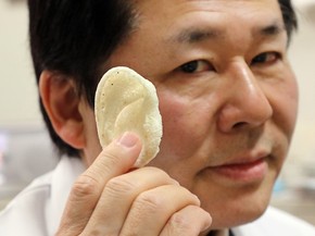 Tsuyoshi Takado, professor da Universidade de Tóquio, mostra orelha artificial, feita em impressora 3D em seu laboratório (Foto:  AFP Photo/Yoshikazu Tsuno)