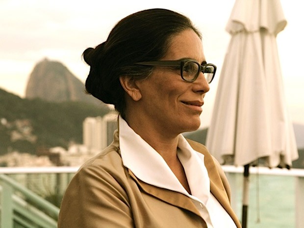 Glória Pires, durante os ensaios, já caracterizada como a arquiteta carioca Lota de Macedo Soares (Foto: Divulgação)