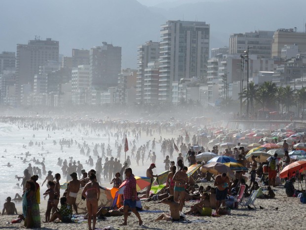 Orla da Zona Sul ficou cheia mesmo no dia 25 (Foto: Daniel Silveira/G1)