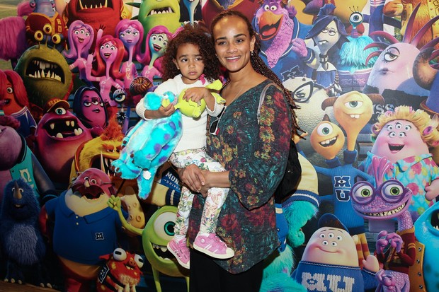 Luciana Mello com a filha (Foto: Manuela Scarpa/Foto Rio News)