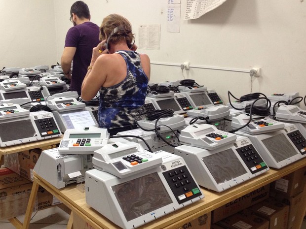 Urnas eletrônicas para a eleição municipal são lacradas em Presidente Prudente (Foto: Wellington Roberto/G1)