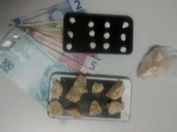 Mulher tentou esconder porções de crack no sutiã, mas casal acabou preso (Foto: Cedida/Polícia Militar) Mulher tentou esconder porções de crack no sutiã, mas casal acabou preso (Foto: Cedida/Polícia Militar)