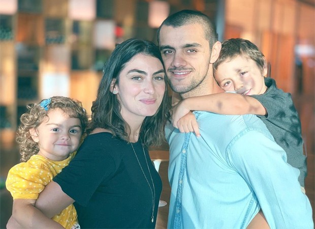 Felipe SImas com a mulher, Mariana Uhlmann, e os filhos, Joaquim e Maria (Foto: Reprodução/Instagram) Felipe SImas com a mulher, Mariana Uhlmann, e os filhos, Joaquim e Maria (Foto: Reprodução/Instagram)