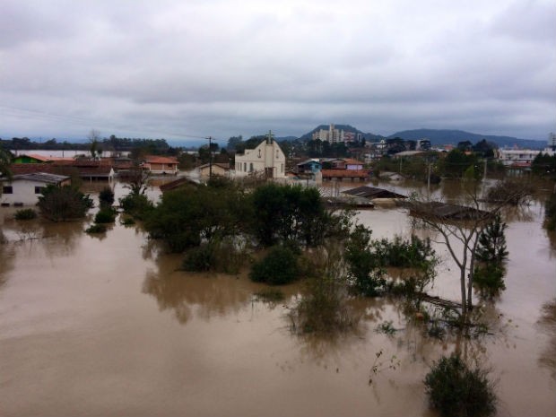 Mais de 52.600 mil pessoas foram atingidas na cidade, diz Defesa Civil (Foto: Divonei Ravanello / RPC TV)