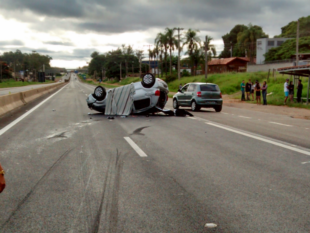 Veículo capotou na Raposo Tavares (Foto: Felipe Vieira/TEM Você)