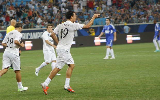Damião comemora gol no jogo contra a pobreza na arena (Foto: Diego Guichard/GLOBOESPORTE.COM)