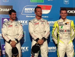 Sebastien Loeb no lugar mais alto do pódio do WTCC, no Marrocos (Foto: Divulgação )