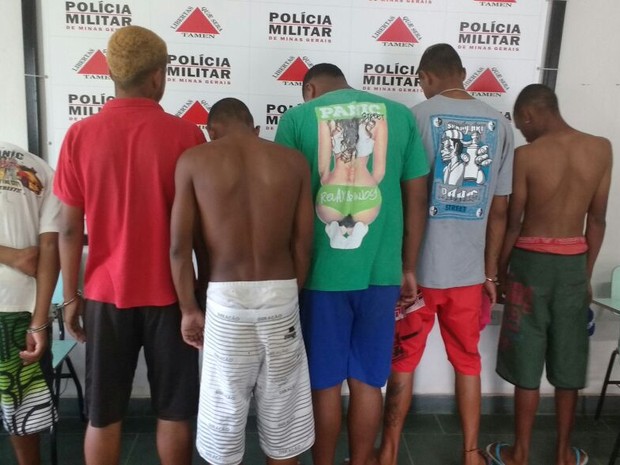 Grupo é detido pela PM com pedras de crack em Machado, MG (Foto: Polícia Militar/Machado)