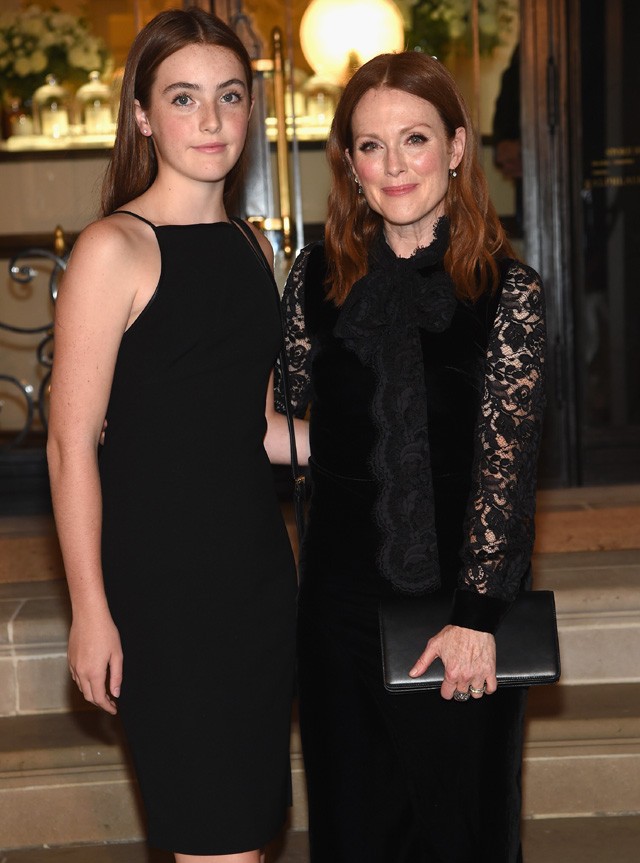 Filha de Julianne Moore rouba a cena em evento de moda por semelhança