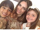 Carol Celico posa com os filhos e manda recado a Kaká