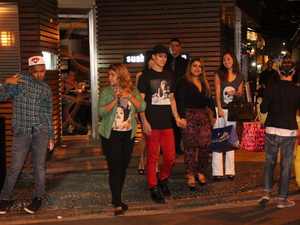 Preta Gil com o namorado, Thiago Tenório, e amigos em restaurante na Zona Sul do Rio (Foto: Rodrigo dos Anjos/ Ag. News)