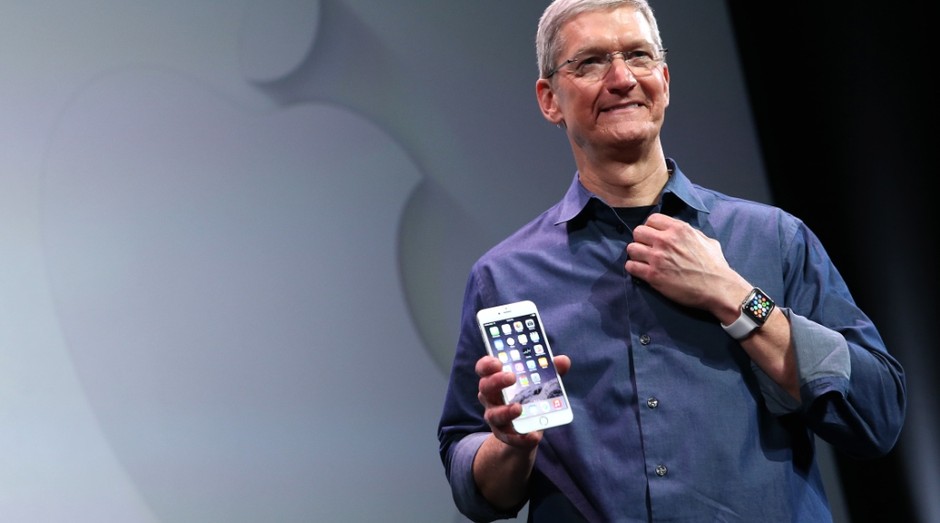 Tim Cook com iPhone 6 Plus e Apple Watch: o velho que dá certo junto ao novo (Foto: Getty Images)