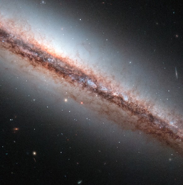 Galáxia espiral NGC 4217, a 60 milhões de anos luz de distância da Terra