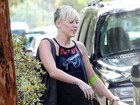 Miley Cyrus deixa médico com curativo no braço