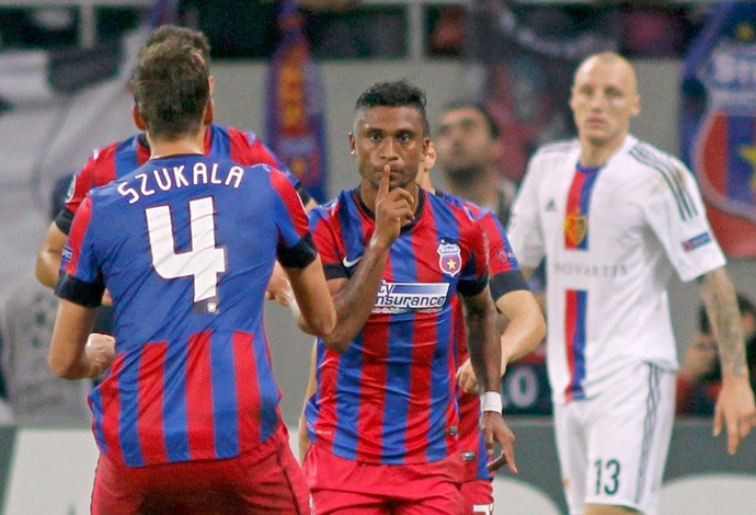 Leandro Tatu comemora gol o Steaua contra o Basel (Foto: Agência Reuters)