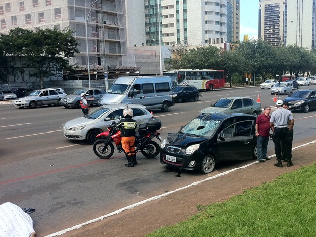 Uma pessoa morreu atropelada no Eixo Monumental, em Brasília, no início da tarde desta sexta-feira (26). O acidente ocorreu no sentido Rodoviária-Estádio Nacional. Até a publicação desta notícia, não havia informações sobre a vítima. O motorista foi retirado do local em estado de choque.  (Foto: Isabella Formiga/G1)