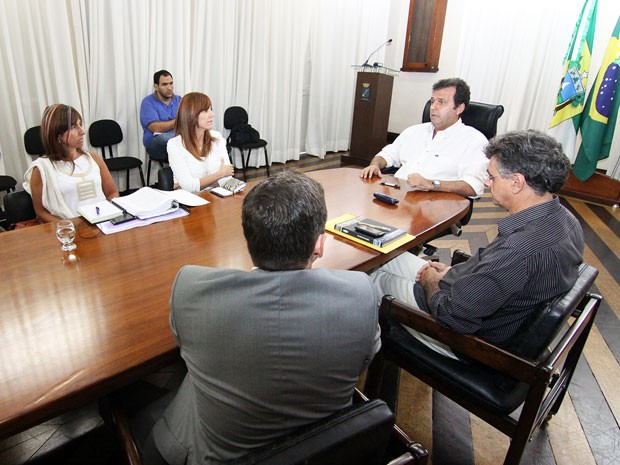 Carlos Eduardo se reuniu com promotores nesta quarta (Foto: Alex Regis/Divulgação)