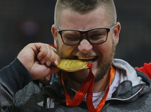 Paweł Fajdek posa com sua medalha de ouro  (Foto: Reuters)