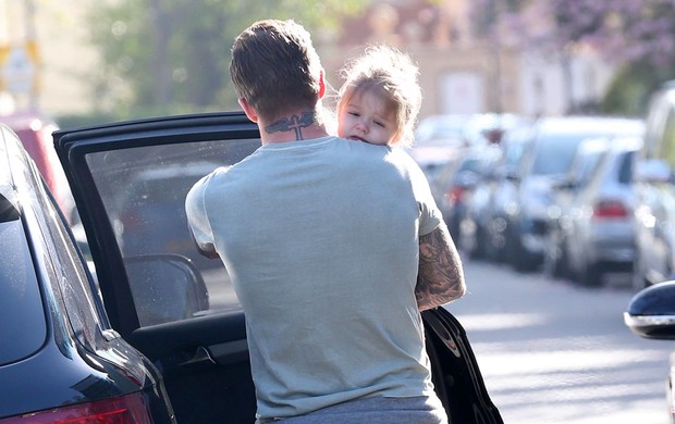 David Beckham carrega a filha Harper (Foto: Splash News)