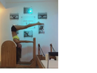 Izabel Goulart fica de ponta-cabeça em aparelho de pilates
