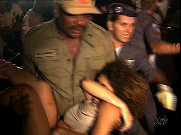Geísa morreu com tiro acidental de policial e três tiros de Sandro Nascimento (Foto: Rede Globo/Reprodução)