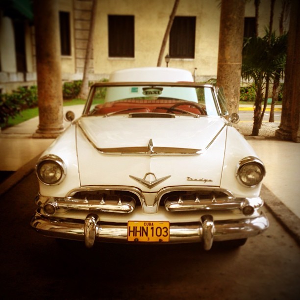 Nanda Costa tira foto de carrão em Havana (Foto: Instagram)