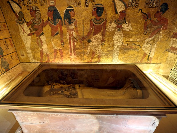 O sarcófago do faraó egípcio Tutancâmon é visto em sua tumba no vale dos reis em Luxor (Foto: Mohamed Abd El Ghany/Reuters)