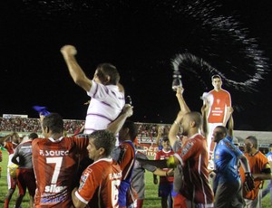 Jogadores do Potiguar de Mossoró erguem técnico Celso Teixeira na festa do título (Foto: Márcio Barbosa)