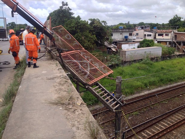 Grade caiu sobre a linha do metrô e serviço está parado, sem previsão de volta (Foto: Kety Marinho/TV Globo)