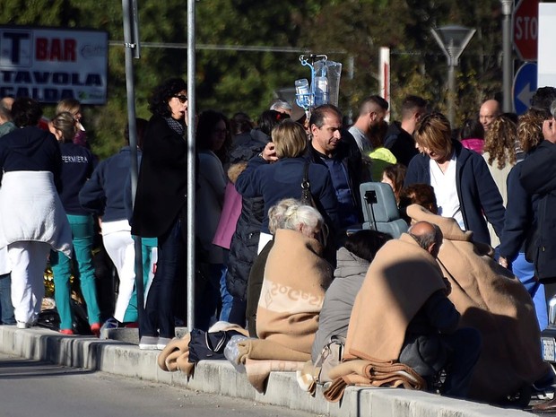 People evacuated from an hospital are covered with blankets following a quake in Rieti, Italy, October 30, 2016. (Foto: Emiliano Grillotti/Reuters)