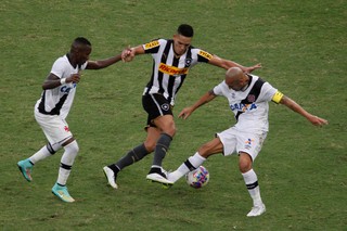 guinazu vasco x botafogo (Foto: Marcelo Carnaval/Agência Globo)