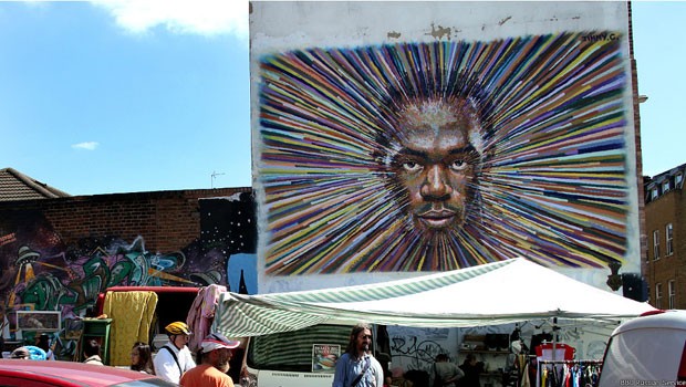  Outro dos muitos famosos murais da área de Brick Lane é este retrato estilizado do campeão olímpico Usain Bolt. A obra foi criada por Jimmy C, também conhecido como Cochran.  (Foto: Jimmy C/BBC)