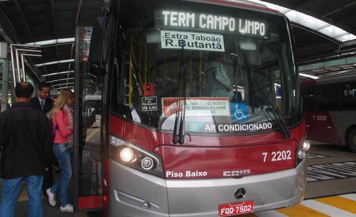 Este ônibus é um dos primeiros entre os 20 que possuem conexão Wi-Fi em São Paulo (Foto: Pedro Zambarda/TechTudo)