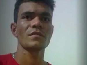 Carlos Henrique, acusado de matar a ex-namorada, de 14 anos, em Tremedal, na Bahia (Foto: Reprodução/ TV Sudoeste)