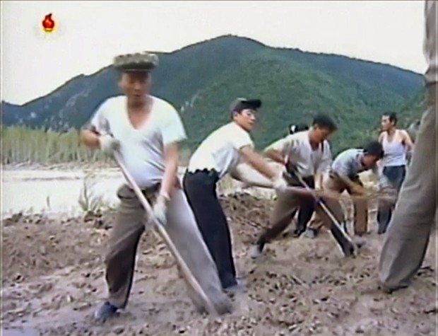 Inundações na Coreia do Norte deixaram mais de 130 mortos e desaparecidos (Foto: KRT/AP)