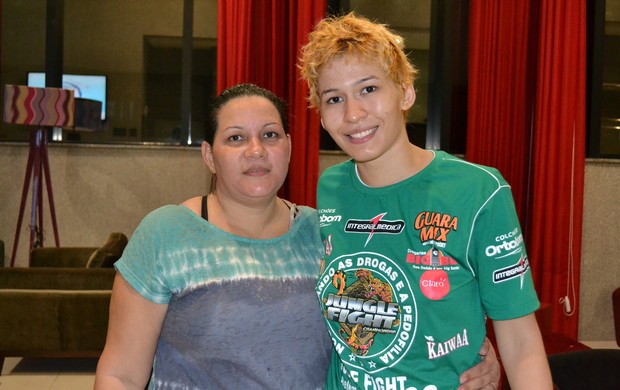 MMA Jungle Fight - Larissa Pacheco e mãe (Foto: Ivan Raupp)
