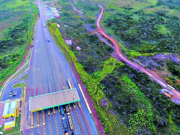 Prefeitura reabre estrada de terra como atalho para que moradores não paguem pedágio, em Cristalina, Goiás (Foto: Cristiano Borges/O Popular)