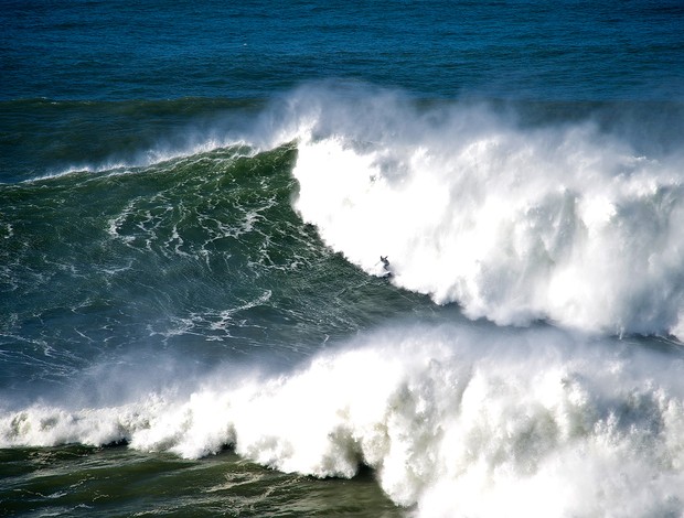 Antonio Silva surfista portugues onda McNamara Nazaré Praia do Norte (Foto: Diogo D'Orey / Liquideye)
